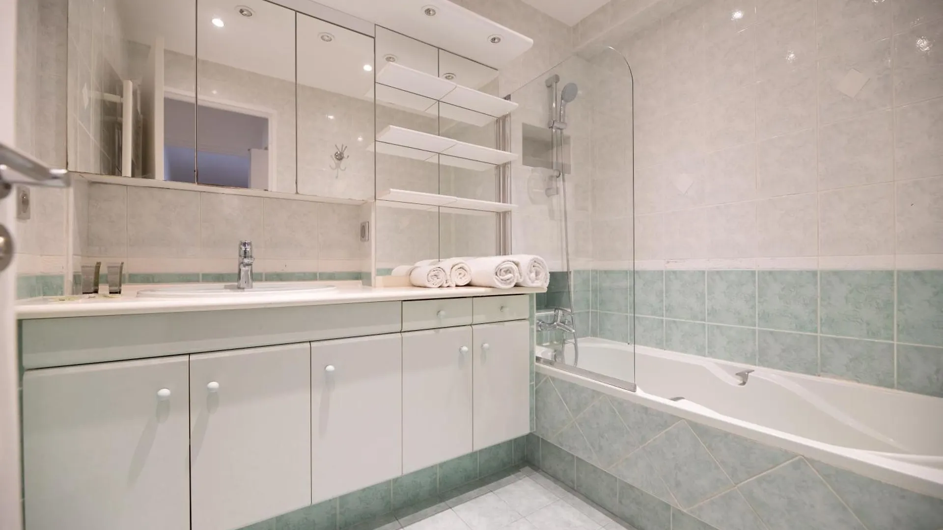 Cia - Pereire, Spacious Flat With Balcony Paris